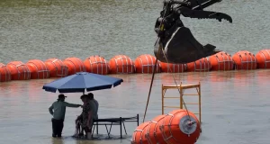 Conflicto Fronterizo: Estados Unidos Demanda a Texas por la Barrera en el Río Bravo Conflicto Fronterizo: Estados Unidos Demanda a Texas por la Barrera en el Río Bravo