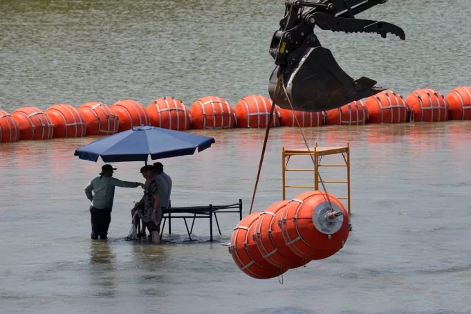 Conflicto Fronterizo: Estados Unidos Demanda a Texas por la Barrera en el Río Bravo Conflicto Fronterizo: Estados Unidos Demanda a Texas por la Barrera en el Río Bravo