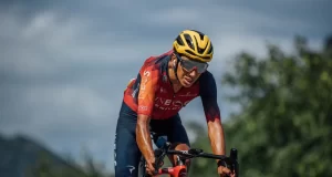 En la etapa 15 del Tour de Francia 2023, un fanático causó una caída masiva En la etapa 15 del Tour de Francia 2023, un fanático causó una caída masiva