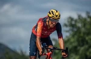 En la etapa 15 del Tour de Francia 2023, un fanático causó una caída masiva En la etapa 15 del Tour de Francia 2023, un fanático causó una caída masiva