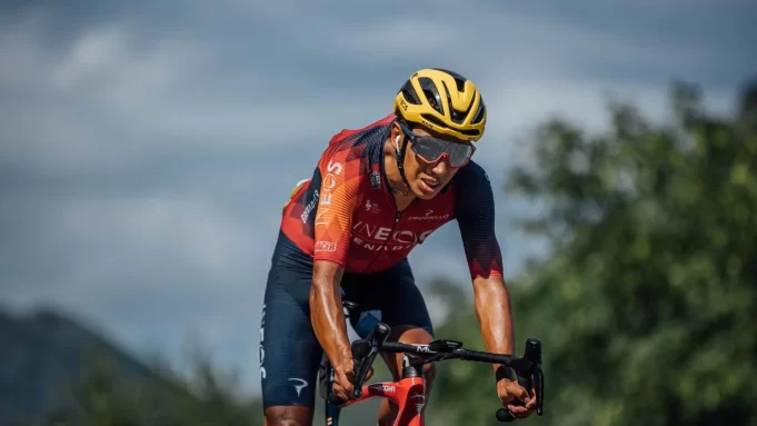 En la etapa 15 del Tour de Francia 2023, un fanático causó una caída masiva En la etapa 15 del Tour de Francia 2023, un fanático causó una caída masiva