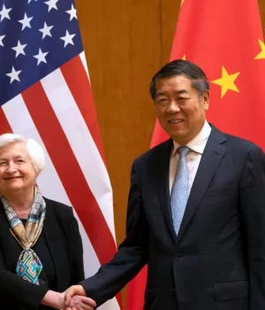 La secretaria del Tesoro solicita conversaciones «directas» entre Estados Unidos y China durante su visita a Pekín La secretaria del Tesoro solicita conversaciones "directas" entre Estados Unidos y China durante su visita a Pekín