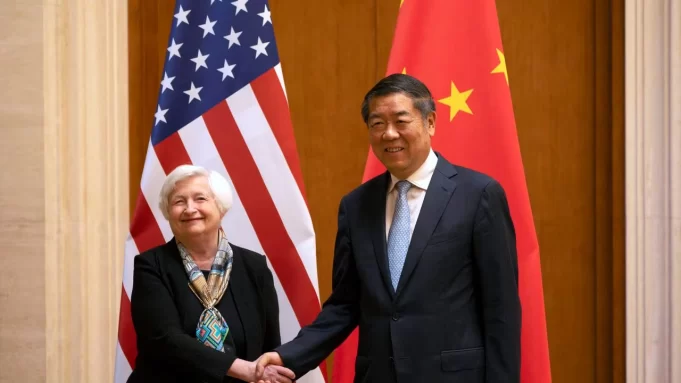 La secretaria del Tesoro solicita conversaciones «directas» entre Estados Unidos y China durante su visita a Pekín La secretaria del Tesoro solicita conversaciones "directas" entre Estados Unidos y China durante su visita a Pekín