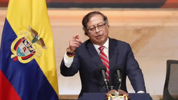 Acuerdo alcanzado entre el presidente Petro y senadores liberales modifica reforma pensional "Acuerdo alcanzado entre el presidente Petro y senadores liberales modifica reforma pensional"
