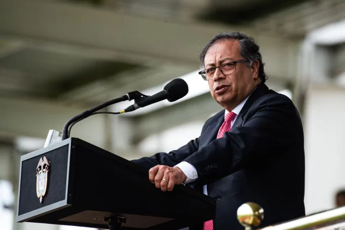 Gustavo Petro Aboga por un Futuro Progresista en Colombia Gustavo Petro Aboga por un Futuro Progresista en Colombia