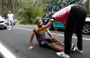Richard Carapaz sufre un duro golpe en el Tour de Francia Richard Carapaz sufre un duro golpe en el Tour de Francia