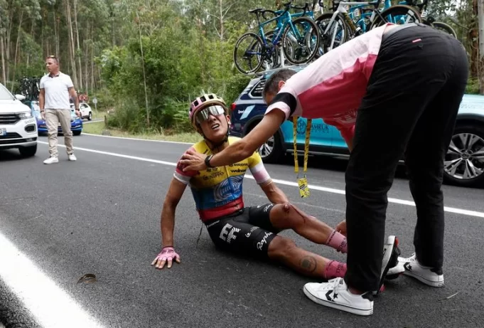 Richard Carapaz sufre un duro golpe en el Tour de Francia Richard Carapaz sufre un duro golpe en el Tour de Francia