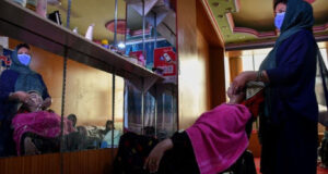 Talibanes prohíben la operación de salones de belleza en Afganistán Talibanes prohíben la operación de salones de belleza en Afganistán