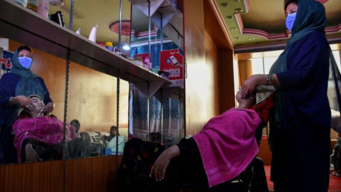 Talibanes prohíben la operación de salones de belleza en Afganistán Talibanes prohíben la operación de salones de belleza en Afganistán