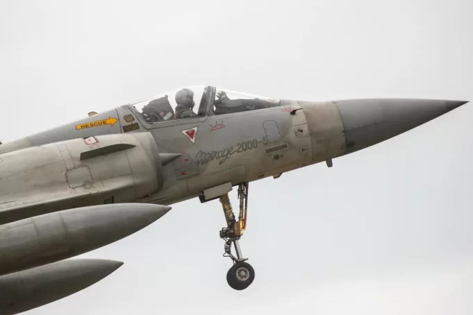 Taiwán toma medidas en respuesta al paso de aviones caza chinos por la frontera Un avión Mirage de la Fuerza Aérea de Taiwán