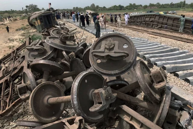 Diversas-Teorías-en-Circulación-en-Pakistán-Tras-el-Mortal-Accidente-Ferroviario-con-al-Menos-30-Víc Diversas Teorías en Circulación en Pakistán Tras el Mortal Accidente Ferroviario con al Menos 30 Víctimas