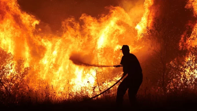 Emergencia ambiental: Incendios en Grecia ponen en peligro el ecosistema nacional Emergencia ambiental: Incendios en Grecia ponen en peligro el ecosistema nacional