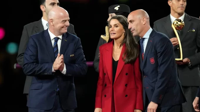 FIFA Suspende a Luis Rubiales por Beso a Jenni Hermoso en Mundial Femenino FIFA Suspende a Luis Rubiales por Beso a Jenni Hermoso en Mundial Femenino