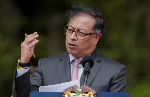Presidente Gustavo Petro busca refinanciar la deuda externa de Colombia para garantizar recursos para el agua potable y el gasto social "Presidente Gustavo Petro busca refinanciar la deuda externa de Colombia para garantizar recursos para el agua potable y el gasto social"