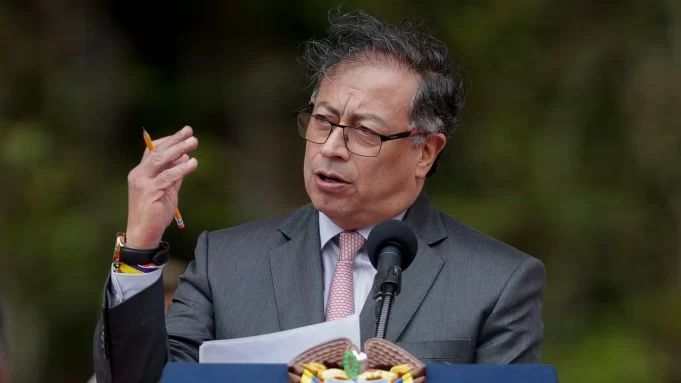 Presidente Gustavo Petro busca refinanciar la deuda externa de Colombia para garantizar recursos para el agua potable y el gasto social "Presidente Gustavo Petro busca refinanciar la deuda externa de Colombia para garantizar recursos para el agua potable y el gasto social"