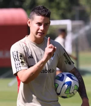 James Rodríguez exhibe su destreza en la sesión de entrenamiento con Sao Paulo James Rodríguez exhibe su destreza en la sesión de entrenamiento con Sao Paulo
