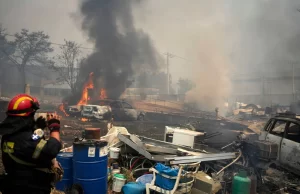 Los Bomberos Continúan Luchando Contra el Fuego en las Inmediaciones de Atenas Los Bomberos Continúan Luchando Contra el Fuego en las Inmediaciones de Atenas