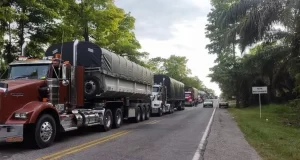 Tercer Día de Bloqueo: Situación en la Carretera Bucaramanga-Barrancabermeja Tercer Día de Bloqueo: Situación en la Carretera Bucaramanga-Barrancabermeja