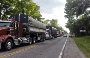 Tercer Día de Bloqueo: Situación en la Carretera Bucaramanga-Barrancabermeja Tercer Día de Bloqueo: Situación en la Carretera Bucaramanga-Barrancabermeja