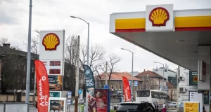 Shell Plc planea vender 500 estaciones de gasolina al año para adaptarse al auge de los vehículos eléctrico Shell Plc planea vender 500 estaciones de gasolina al año para adaptarse al auge de los vehículos eléctrico