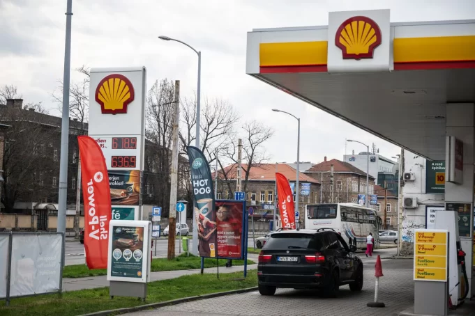Shell Plc planea vender 500 estaciones de gasolina al año para adaptarse al auge de los vehículos eléctrico Shell Plc planea vender 500 estaciones de gasolina al año para adaptarse al auge de los vehículos eléctrico
