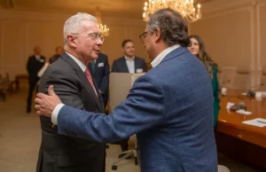 Propuesta de Álvaro Uribe: Un Millón de Paisas por el Futuro de Antioquia "Propuesta de Álvaro Uribe: Un Millón de Paisas por el Futuro de Antioquia"