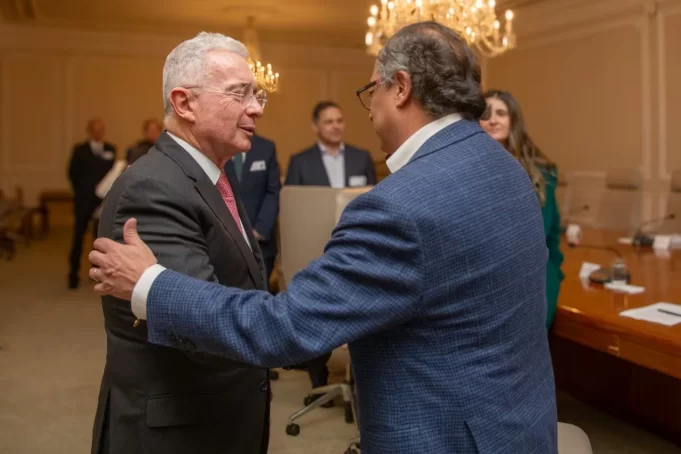 Propuesta de Álvaro Uribe: Un Millón de Paisas por el Futuro de Antioquia "Propuesta de Álvaro Uribe: Un Millón de Paisas por el Futuro de Antioquia"