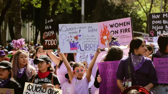 Marchas del 8 de marzo en Colombia: Enfrentamientos y Reacciones ante Intervención Policial Marchas del 8 de marzo en Colombia: Enfrentamientos y Reacciones ante Intervención Policial