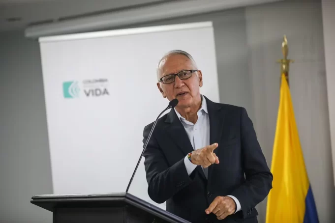 Implementado el Giro Directo de Recursos del Estado a EPS por el Gobierno de Gustavo Petro Decreto 489 de 2024 firmado por el ministro de Salud, Guillermo Alfonso Jaramillo, y el de Hacienda, Ricardo Bonilla.