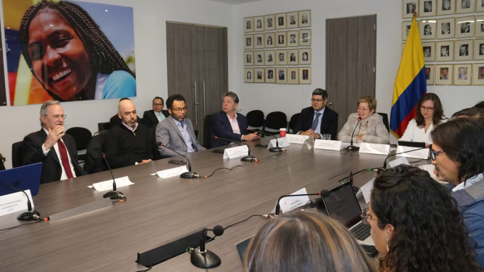 Debate sobre el salario mínimo en Colombia: Productividad y tensiones entre sindicatos, gobierno y empresarios Debate sobre el salario mínimo en Colombia: Productividad y tensiones entre sindicatos, gobierno y empresarios