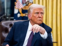 Trump defiende su decisión de esposar a inmigrantes deportados y responde a crisis con Colombia
