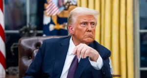 Trump defiende su decisión de esposar a inmigrantes deportados y responde a crisis con Colombia