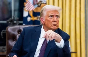 Trump defiende su decisión de esposar a inmigrantes deportados y responde a crisis con Colombia