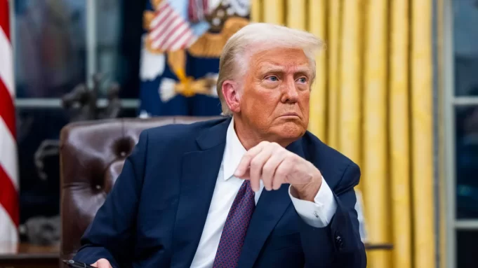 Trump defiende su decisión de esposar a inmigrantes deportados y responde a crisis con Colombia