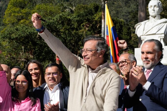 Gustavo Petro enfrenta creciente desaprobación ciudadana, según encuesta Invamer Gustavo Petro enfrenta creciente desaprobación ciudadana, según encuesta Invamer