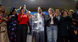 Ni peras ni manzanas: Análisis político de la consulta del Pacto Histórico 2025. Iván Cepeda, durante su discurso, el 26 de octubre. SERGIO ACERO / DIARIO EL PAÍS