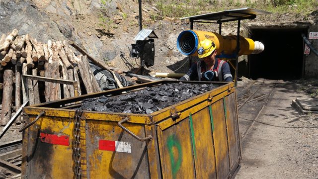 Sector carbonero recibe alivio tras suspensión de decreto tributario